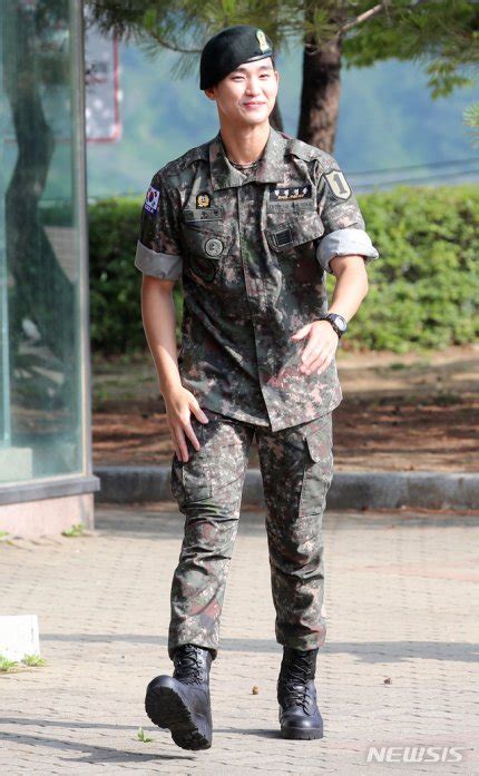 Uniform Kim Soo Hyun Military - Asian Celebrity Profile