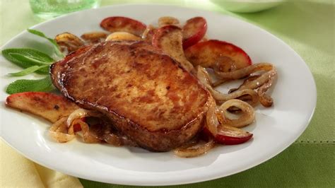 Receta de Chuletas de Puerco con Cebollas Caramelizadas y Manzanas | QueRicaVida.com