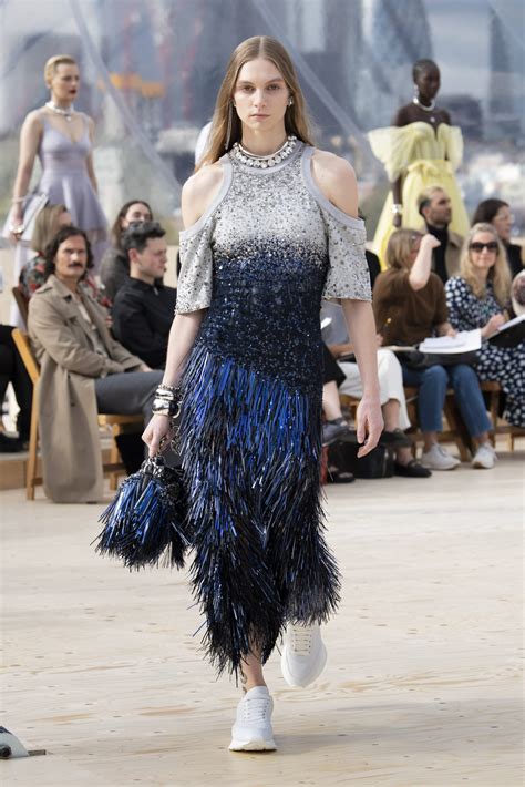 Alexander McQueen Spring 2022 Fashion Show | The Impression