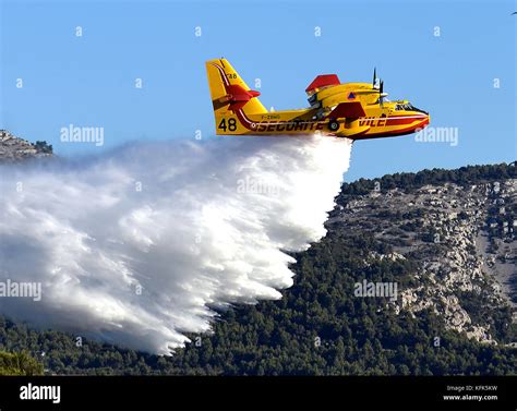 Canadair water bomber hi-res stock photography and images - Alamy