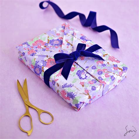 Wrapping a book while showcasing its covers — Shiho Masuda Gift Wrapping