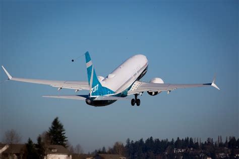 Boeing 737 Jet Performs an Impossible Near-vertical Takeoff