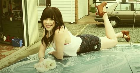 Carly Rae Jepsen : la chanteuse de Call Me Maybe est méconnaissable