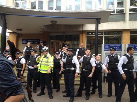 Met Police cycle cop defends Brixton Police Station. : r/pics