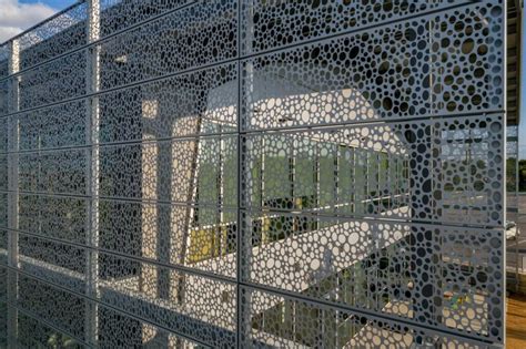 What Are the Applications of Perforated Metal in the Architectural Field? - Priviglaze