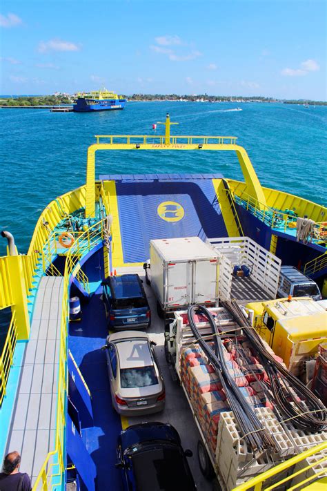 Ultracarga III arriving at Isla Mujeres Ferry Terminal Garage Deck - Ματιά στο βάθος του γκαράζ ...