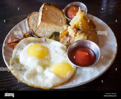 Breakfast eggs toast hash browns bacon hi-res stock photography and ...