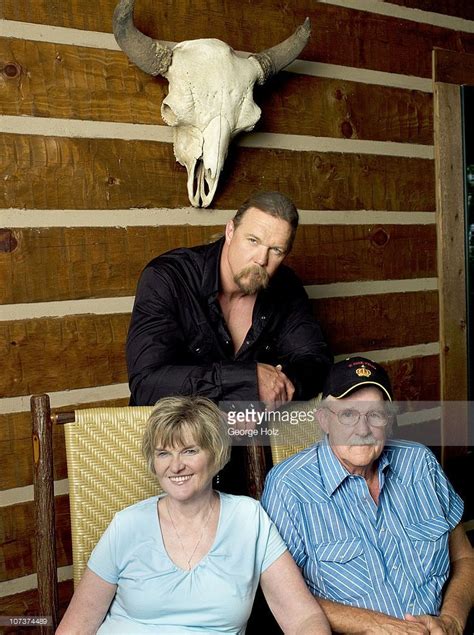 Trace adkins family - plorasolar