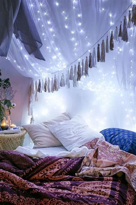 40 Best Tapestry Bedroom Ideas With Bohemian Vibes | HomeMydesign | HomeMydesign