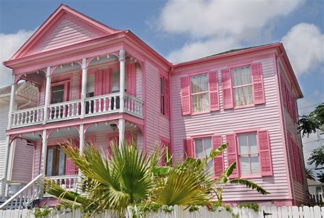 Desain Rumah Dengan Cat Warna Pink Yang Cantik