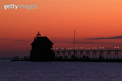 Grand Haven lighthouse at sunset 이미지 (647868120) - 게티이미지뱅크