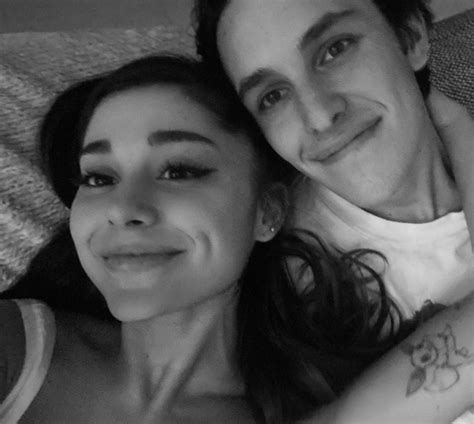 Ariana Grande engaged to luxury real estate agent Dalton Gomez - National | Globalnews.ca