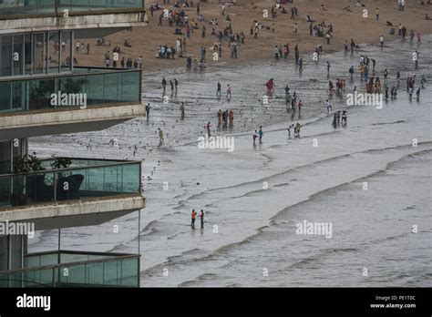 Crowd on Chowpatty beach, Mumbai, India Stock Photo - Alamy