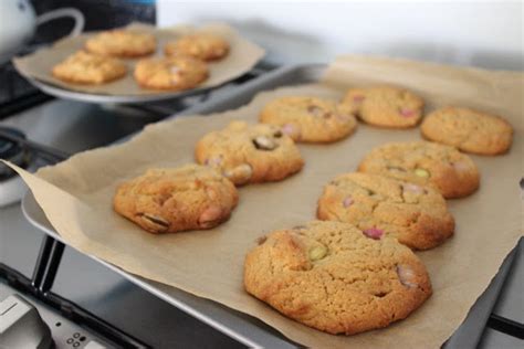 floral and feather: Simple Smarties cookies - a recipe