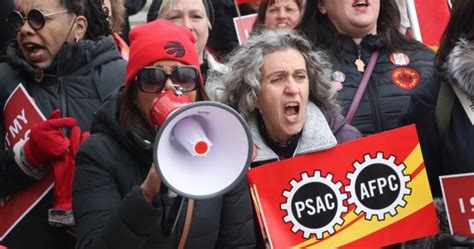 Canadian public workers to strike over pay dispute | FMT