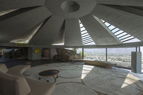 John Lautner's concrete domed Elrod House overlooks Coachella Valley ...