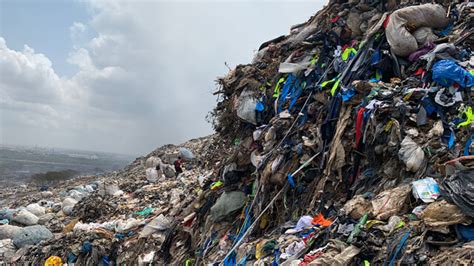 La mega discarica dove finiscono i vestiti dell'Europa: "Un disastro ambientale"