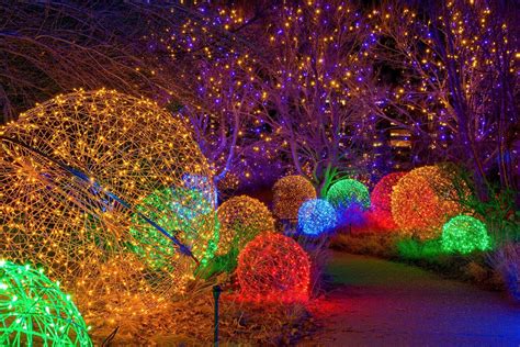 Where to See Christmas Lights Around the World