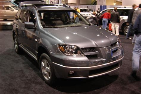 2004 Mitsubishi Outlander Image. Photo 2 of 3