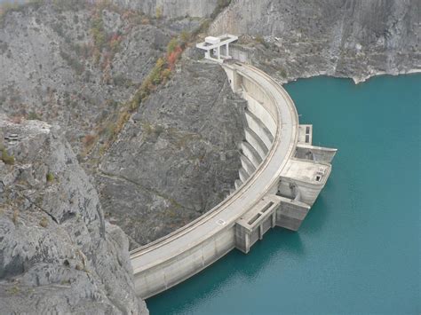 Monteynard Dam (Monteynard, 1962) | Structurae