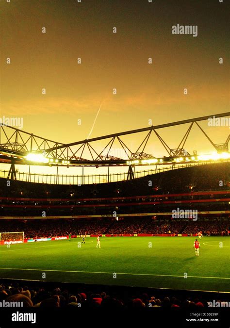 Emirates stadium fans hi-res stock photography and images - Alamy