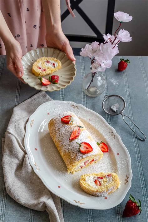 Easy Strawberry Swiss Roll - Dani's Cookings