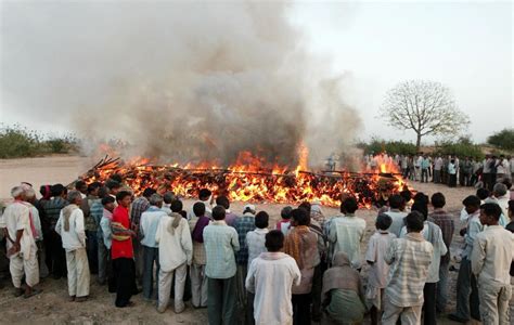 India's burning issue with emissions from Hindu funeral pyres | CNN