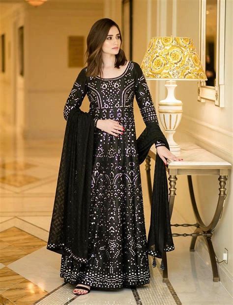 Top Pakistani Actresses In Beautiful Black Dresses | Reviewit.pk