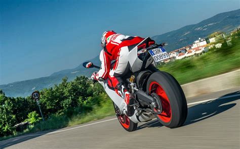 2014 Ducati 899 Panigale Review - Top Speed