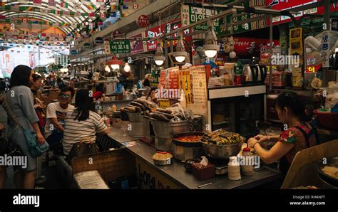 Street food vendors selling Korean food at the Gwangjang market in ...