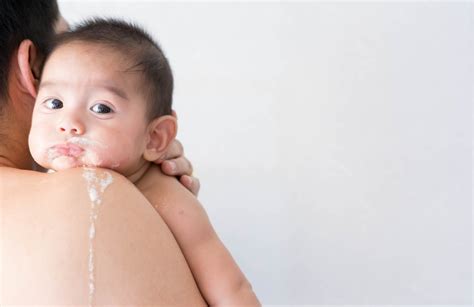 Baby vomit vs Spit up: What's the difference? - Kinedu Blog