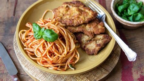 Piccata Milanese - Schnitzel auf Spaghetti - italienisches Rezept - WELT