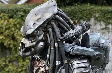 Predator Cosplay: Wearing a Predator Costume | AvP Central