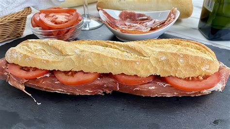 Bocadillo de jamón, el bocadillo más popular de la cocina Española