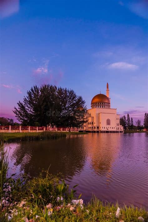 Assalam mosque in evening editorial image. Image of water - 28963915