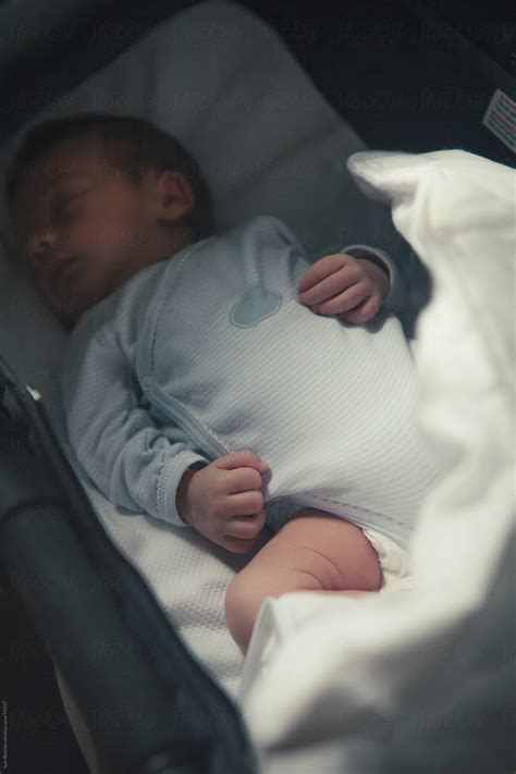 «Newborn Baby Boy Sleeping In A Bassinet» del colaborador de Stocksy ...