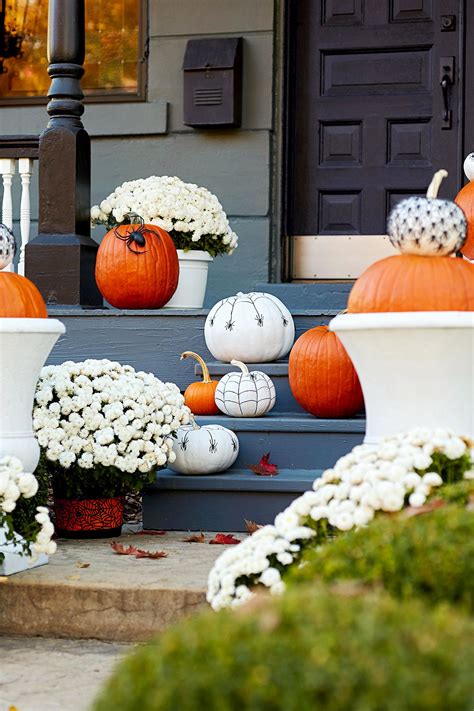 21 Ideas for Outdoor Pumpkin Decor for Halloween and Fall