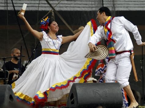 ponerse en cuclillas Composición cápsula todo sobre la cumbia colombiana embarazada desfile creer