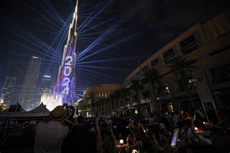 Dubai's Burj Khalifa illuminates sky with dazzling NYE fireworks ...