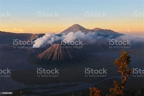 Gunung Berapi Aktif Di Awan Asap Gunung Bromo Foto Stok - Unduh Gambar Sekarang - Alam, Asap ...