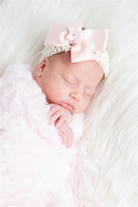 Newborn baby girl | Baby girl newborn, Newborn baby, Born baby photos