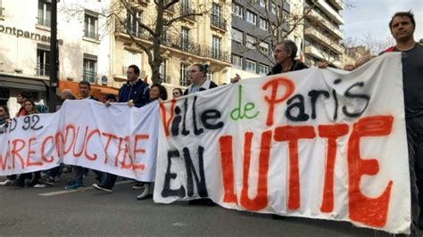 Pensions: several hundred protest in Paris as Macron forces bill through