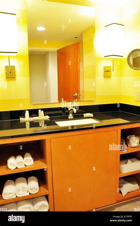 Courtyard by Marriott hotel bathroom Stock Photo - Alamy