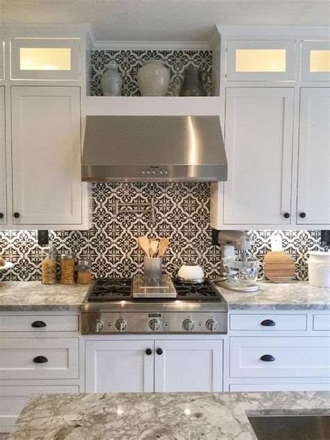 beautiful backsplash tile for kitchen White Kitchen Backsplash, Kitchen Hoods, Kitchen Tiles ...