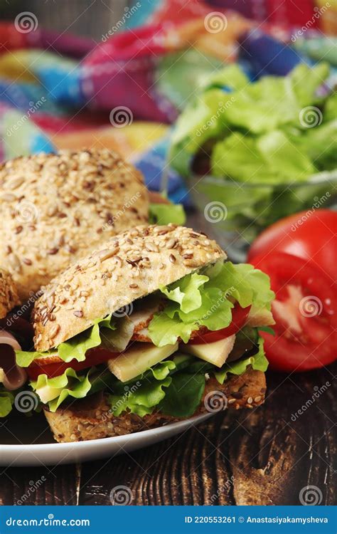 Sandwiches Met Volkorrelige Broodham En Groenten Stock Afbeelding - Image of groen, brunch ...