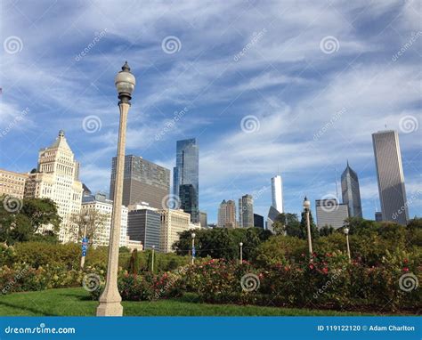 Chicago park skyline editorial image. Image of park - 119122120