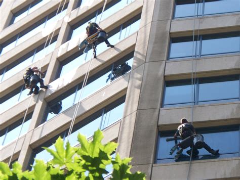 File:3 Window Washers - Cleaning the Westlake Center Office Tower.jpg ...