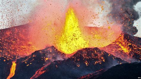 In pictures: Pico do Fogo volcano in Cape Verde erupts - BBC News