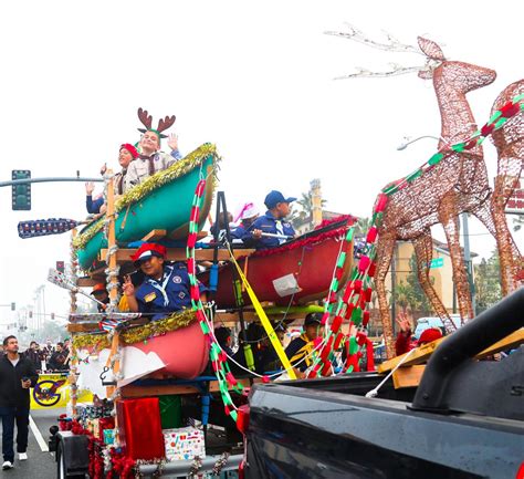 Many floats create joy during Christmas Parade; see photos and video ...