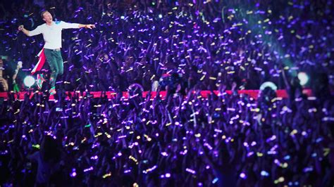 Xylobands LED wristbands lighting up COLDPLAY on tour | Stringnet